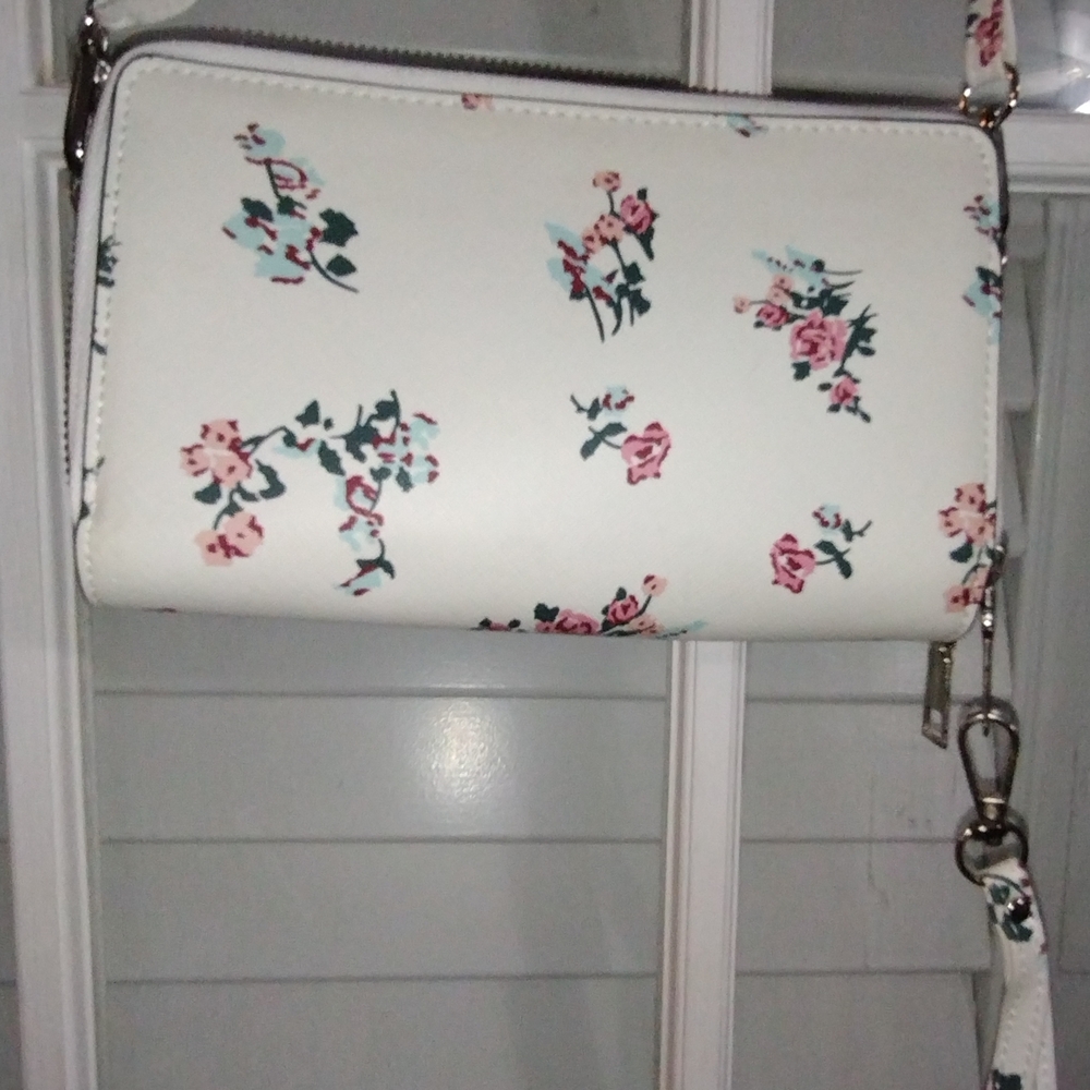 Elegant Floral Crossbody Bag with Stud Accents - Picture 5 of 17